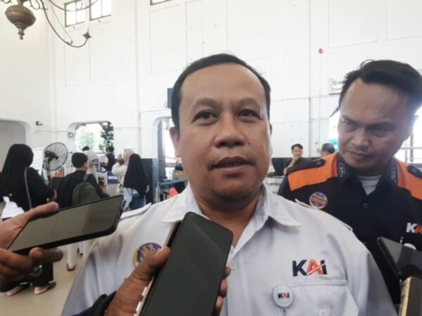 Mudik Lebaran: Ribuan Pekerja Warteg dan Martabak Serbu Stasiun Tegal
