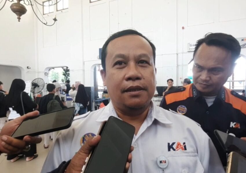 Mudik Lebaran: Ribuan Pekerja Warteg dan Martabak Serbu Stasiun Tegal