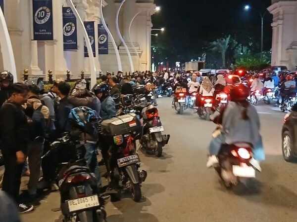 Pemudik Motor Pilih Istirahat di Pinggir Jalan Tangerang-Serang, Kapasitas Posko Tak Mencukupi