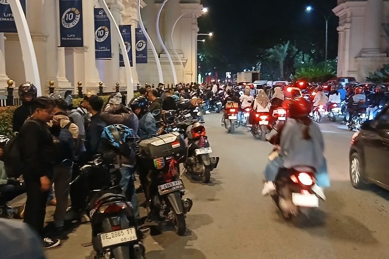 Pemudik Motor Pilih Istirahat di Pinggir Jalan Tangerang-Serang, Kapasitas Posko Tak Mencukupi