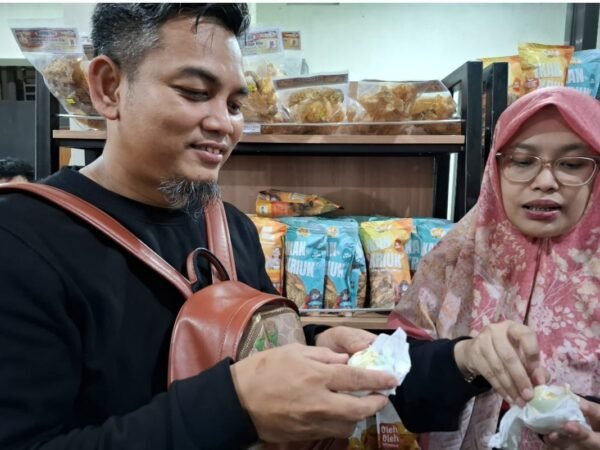 Musim Arus Mudik Lebaran, Berkah bagi Pedagang Telur Asin di Brebes