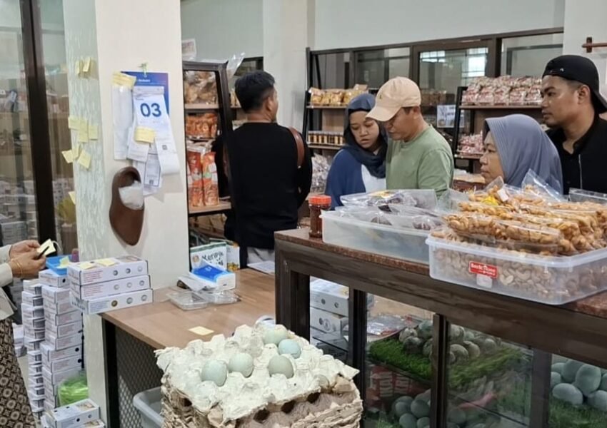Musim Arus Mudik Lebaran, Berkah bagi Pedagang Telur Asin di Brebes