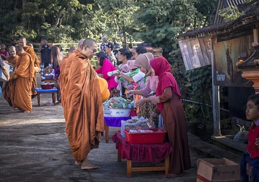 Jelang Waisak, Puluhan Bhikkhu Thudong Gelar Pindapata di Kota Magelang