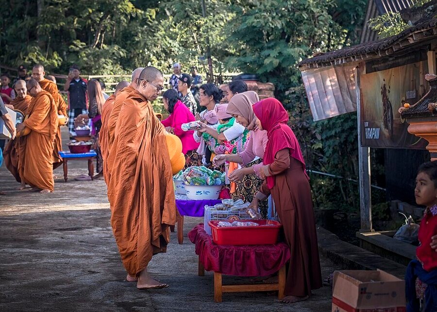 Jelang Waisak, Puluhan Bhikkhu Thudong Gelar Pindapata di Kota Magelang