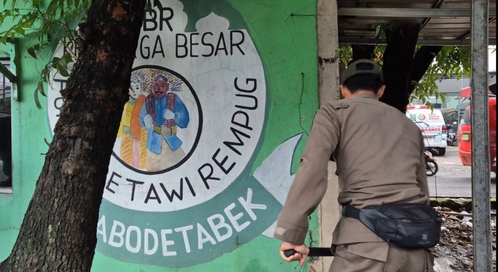 Tim Gabungan TNI-Polri dan Satpol PP Bongkar Posko Ormas di Jalur Hijau Depok
