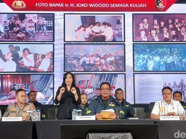 Bareskrim Ungkap Bukti: Foto-foto Jokowi Saat KKN hingga Wisuda di UGM Dipamerkan
