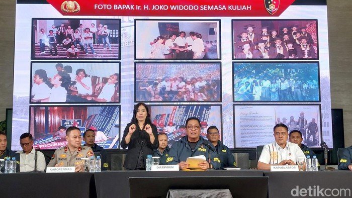 Bareskrim Ungkap Bukti: Foto-foto Jokowi Saat KKN hingga Wisuda di UGM Dipamerkan
