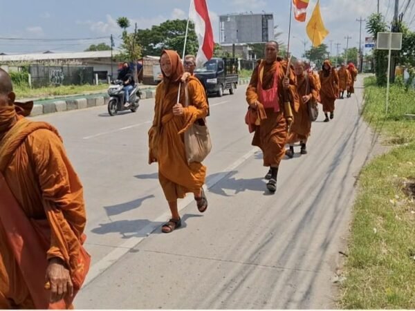 38 Biksu Thudong Asal Thailand Singgah di Brebes Menuju Borobudur