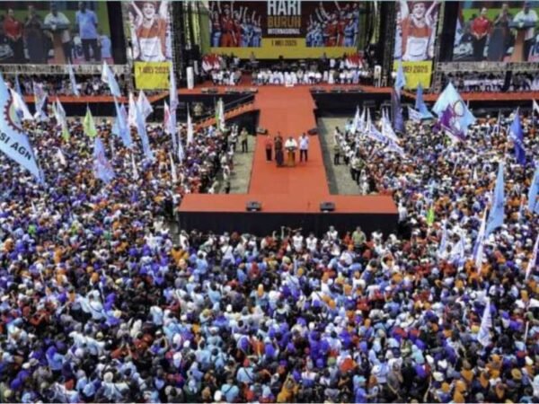 Prabowo Bersumpah Bela Buruh: Gimmick Politik atau Komitmen Tulus?