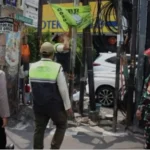 Aparat Gabungan Jakbar Amankan Atribut Ormas Ilegal