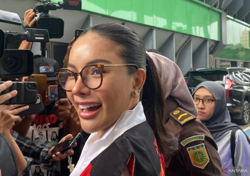 Nikita Mirzani Hadiri Sidang Dakwaan Perdana Kasus Pemerasan dan TPPU