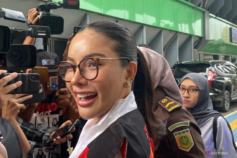 Nikita Mirzani Hadiri Sidang Dakwaan Perdana Kasus Pemerasan dan TPPU