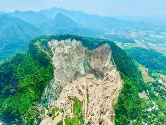 Gunung Kuda Runtuh, 25 Tewas: Izin Tambang Longgar, Negara Datang Terlambat