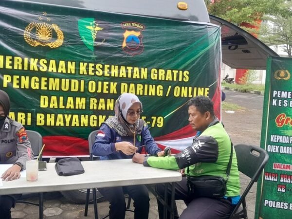 Sambut Hari Bhayangkara 2025, Polres Brebes Gelar Bakti Kesehatan Sasar Driver Online