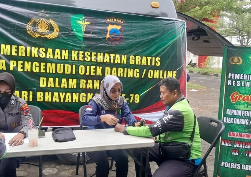 Sambut Hari Bhayangkara 2025, Polres Brebes Gelar Bakti Kesehatan Sasar Driver Online