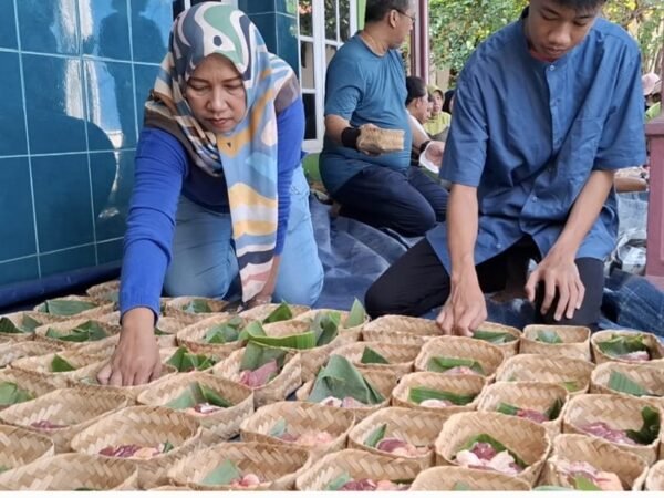 Warga Brebes Bagikan Daging Kurban Pakai Besek, Dukung Idul Adha Ramah Lingkungan