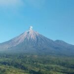 Gunung Semeru Erupsi Enam Kali, Kolom Abu Capai 900 Meter: Warga Diminta Waspada