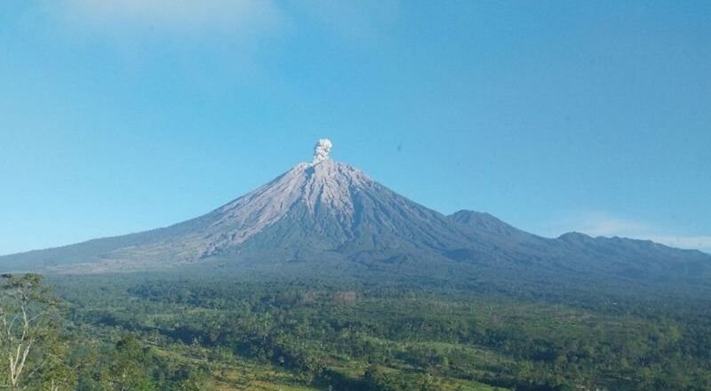 Gunung Semeru Erupsi Enam Kali, Kolom Abu Capai 900 Meter: Warga Diminta Waspada