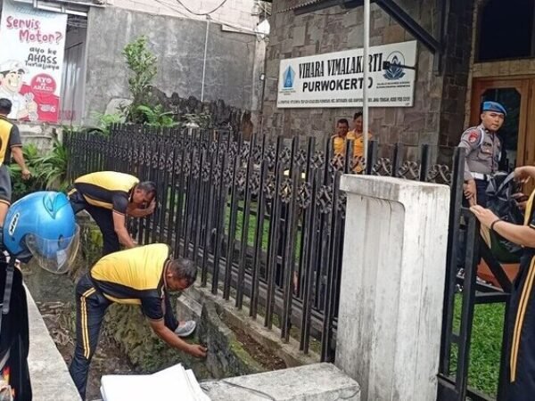 Peringati HUT Bhayangkara ke-79, Polisi Banyumas Gelar Karya Bakti di Vihara Vimalakirti