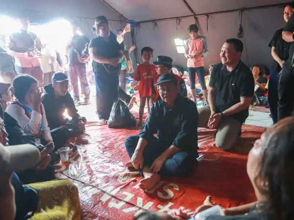 Pramono Anung Sambangi Pengungsi Kebakaran Penjaringan, Warga Keluhkan Krisis Air dan Alat Tidur