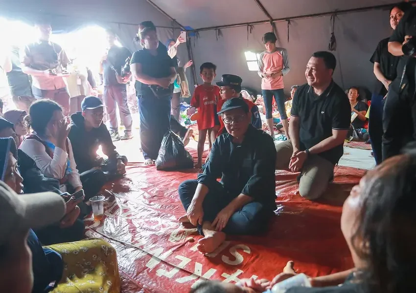 Pramono Anung Sambangi Pengungsi Kebakaran Penjaringan, Warga Keluhkan Krisis Air dan Alat Tidur