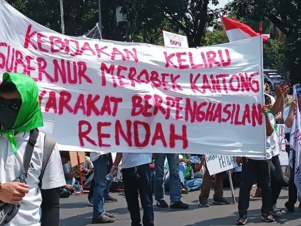 Warga Rusun dan Apartemen Demo di Balai Kota, Tuntut Penurunan Tarif Air Bersih