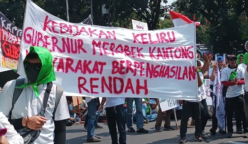 Warga Rusun dan Apartemen Demo di Balai Kota, Tuntut Penurunan Tarif Air Bersih