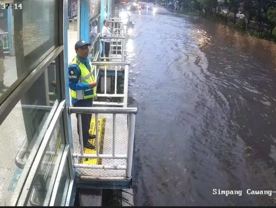 Hujan Deras Guyur Jakarta, Sejumlah Rute Transjakarta Terganggu Banjir