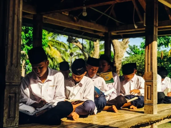 Ghirah yang Hilang: Ketika Generasi Religius Tak Lagi Menghayati Iman