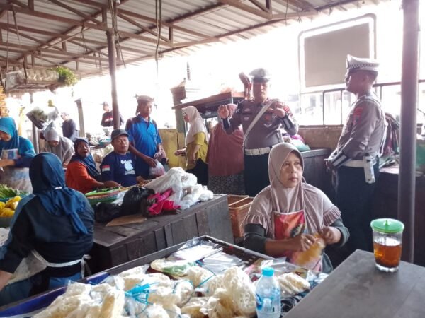 “Jakwir Lantas” Satlantas Brebes Sasar Pasar Bulakamba, Edukasi Keselamatan Berlalu Lintas