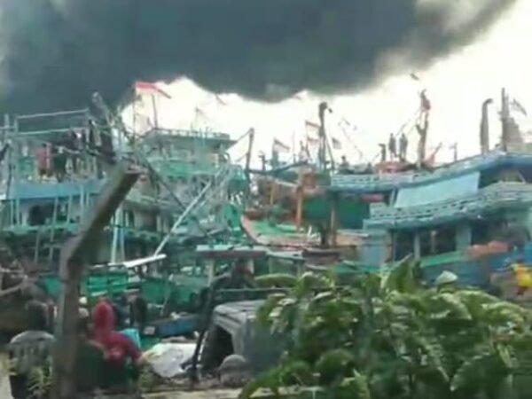 Kapal Motor Terbakar di Pelabuhan Tegal