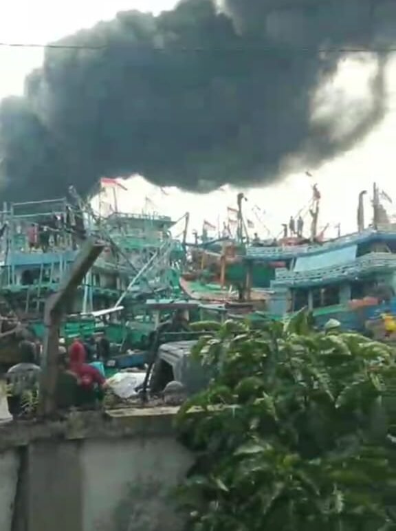 Kapal Motor Terbakar di Pelabuhan Tegal