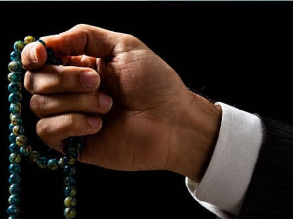 Negeri Religius tapi Korup: Ketika Surga Dijanjikan, Neraka Dibangun