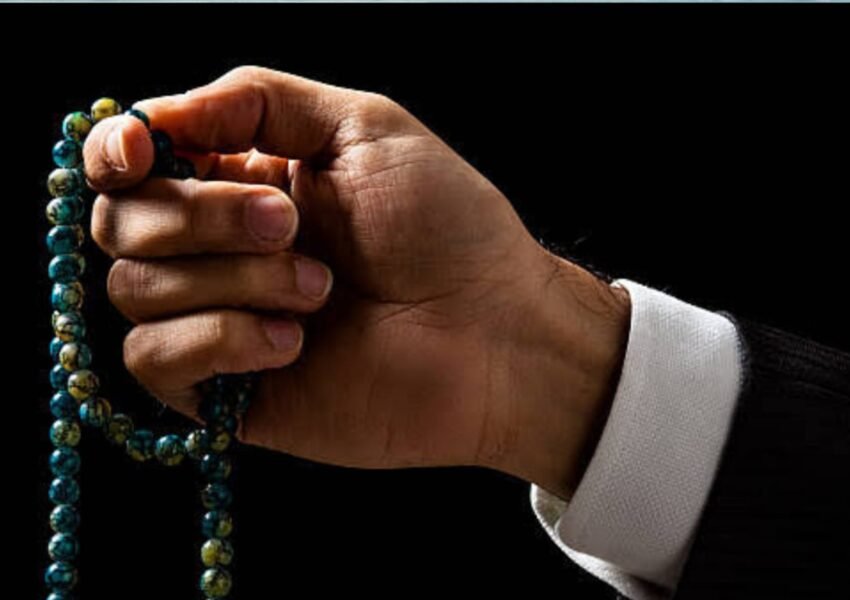 Negeri Religius tapi Korup: Ketika Surga Dijanjikan, Neraka Dibangun