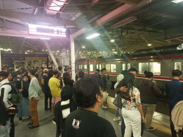 Listrik Stasiun Manggarai Padam Saat Jam Pulang Kerja, Penumpang Menumpuk di Tangga