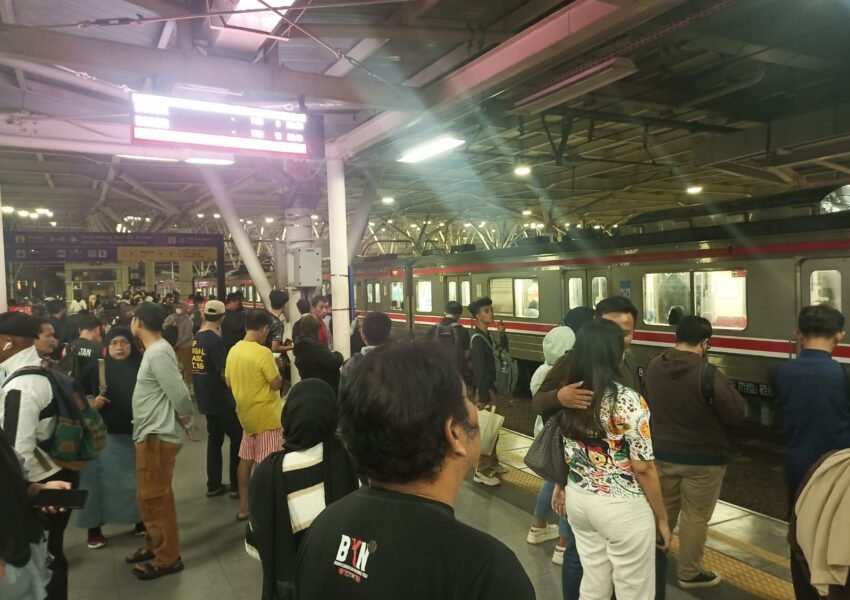 Listrik Stasiun Manggarai Padam Saat Jam Pulang Kerja, Penumpang Menumpuk di Tangga