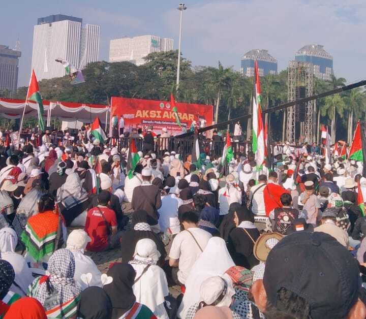 Ribuan Warga Tumpah Ruah di Monas Dukung Palestina, Ustaz Das’ad: Jangan Pakai Produk Penjajah!