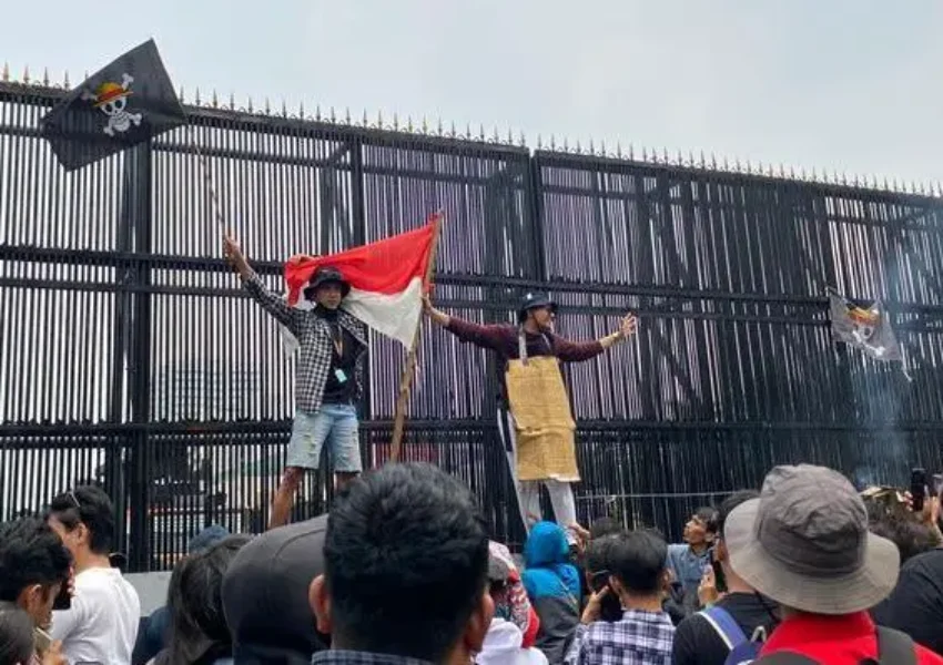 Jurnalis Foto ANTARA Dipukuli Oknum Aparat saat Meliput Demo di Depan DPR