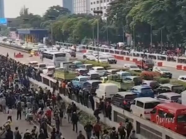 Demo Ricuh, Massa Masuki Tol Dalam Kota