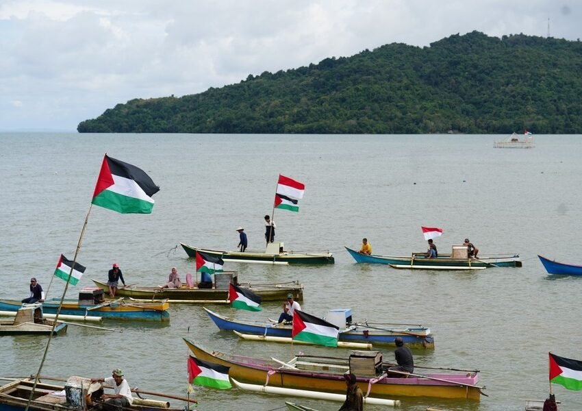 Nelayan Bone Gelar Konvoi Perahu Dukung Palestina Bersama Ustaz Bachtiar Nasir
