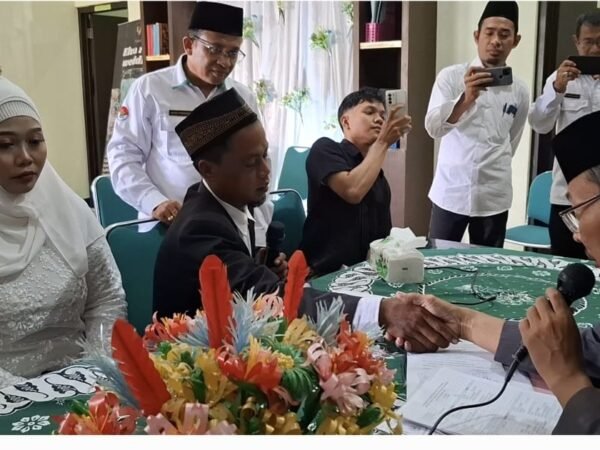 Nikah Massal Kemerdekaan di KUA Brebes Banyak yang Malu-malu