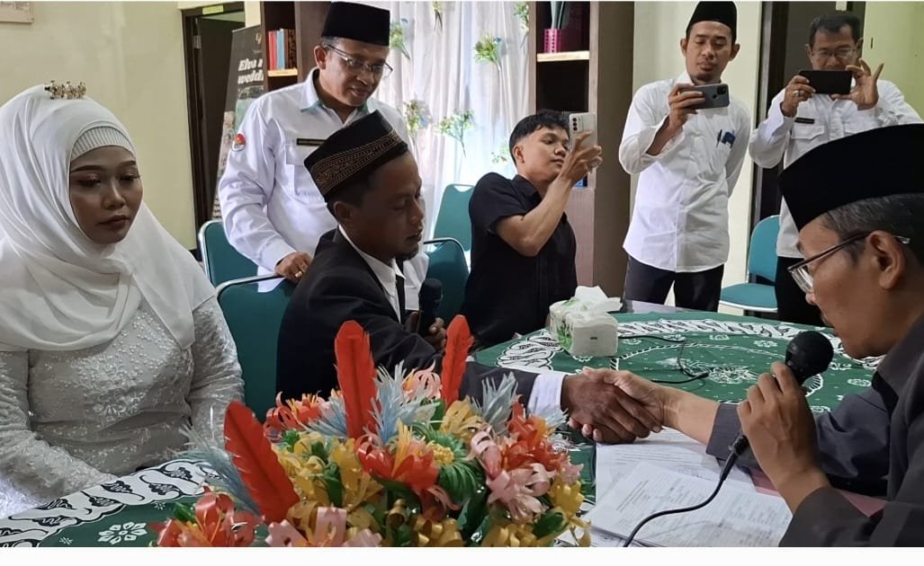 Nikah Massal Kemerdekaan di KUA Brebes Banyak yang Malu-malu