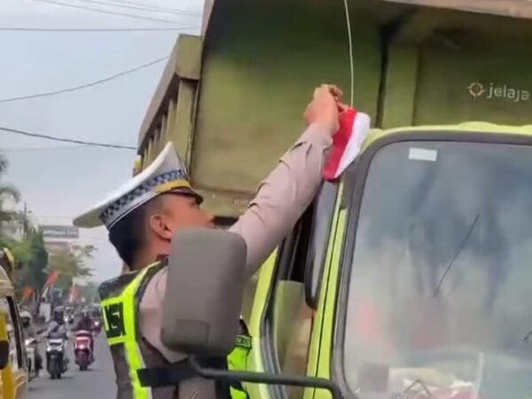 Satlantas Polres Wonosobo Bagikan Bendera Merah Putih