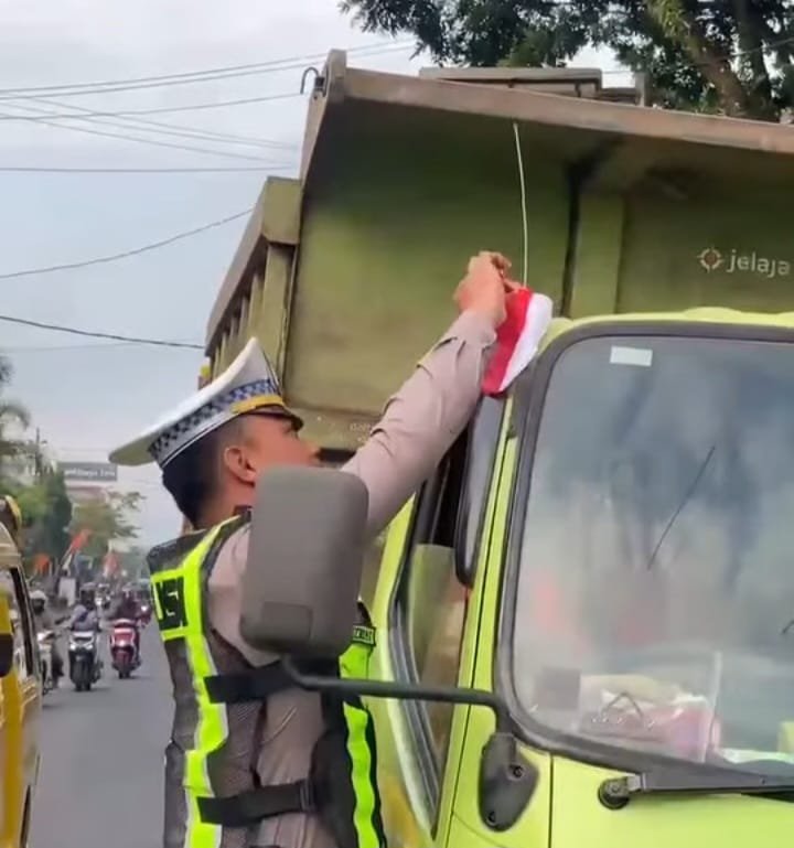 Satlantas Polres Wonosobo Bagikan Bendera Merah Putih