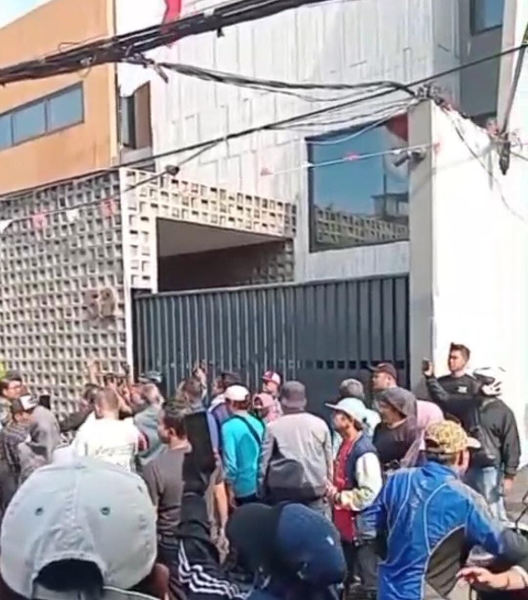 Street Justice Priok: Rumah Ahmad Sahroni Diserang Massa, Alarm untuk Pemerintah