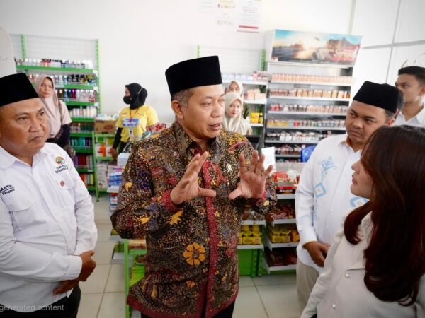Menkop Ferry Tinjau Kopdes Merah Putih Pucangan, Dorong Ekonomi Desa Berbasis Koperasi
