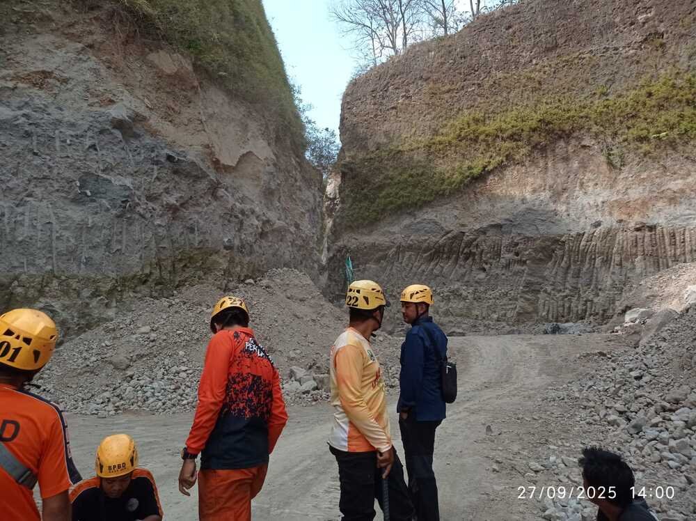 Sopir Truk Tertimbun Material Tebing Galian C di Magetan