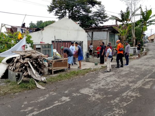 Satu Rumah Di Desa Pruwatan Brebes Ambruk, Penghuni Dilarikan ke Puskesmas