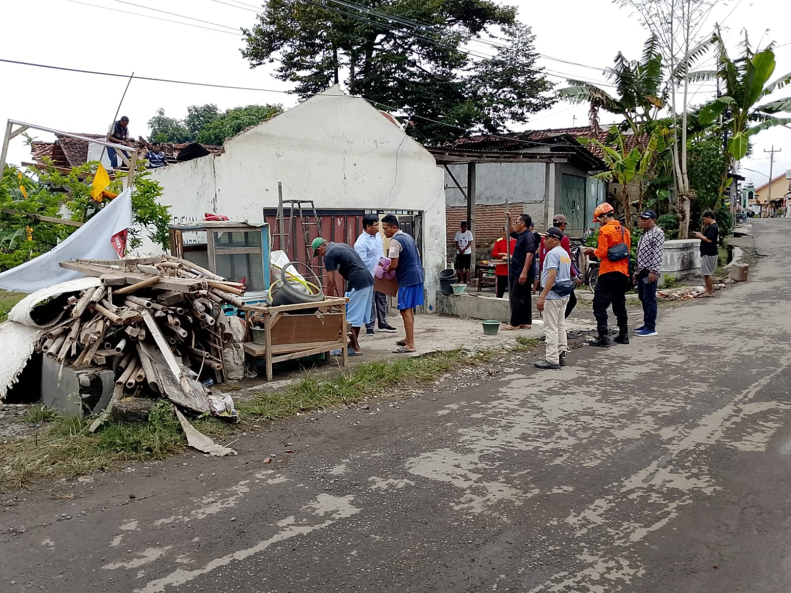 Satu Rumah Di Desa Pruwatan Brebes Ambruk, Penghuni Dilarikan ke Puskesmas