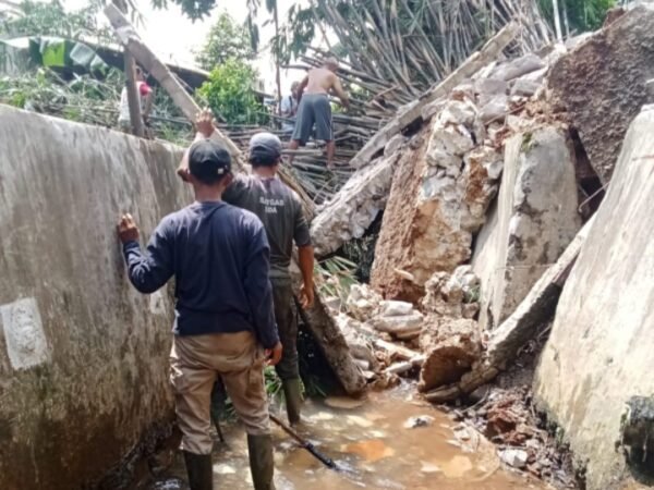 Hujan Deras Picu Turap dan Tebing Jalan Longsor di Depok, 5 Titik Terdampak